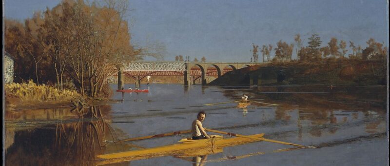 Un canottiere solo sul fiume, simbolo della competizione e della solitudine moderna.